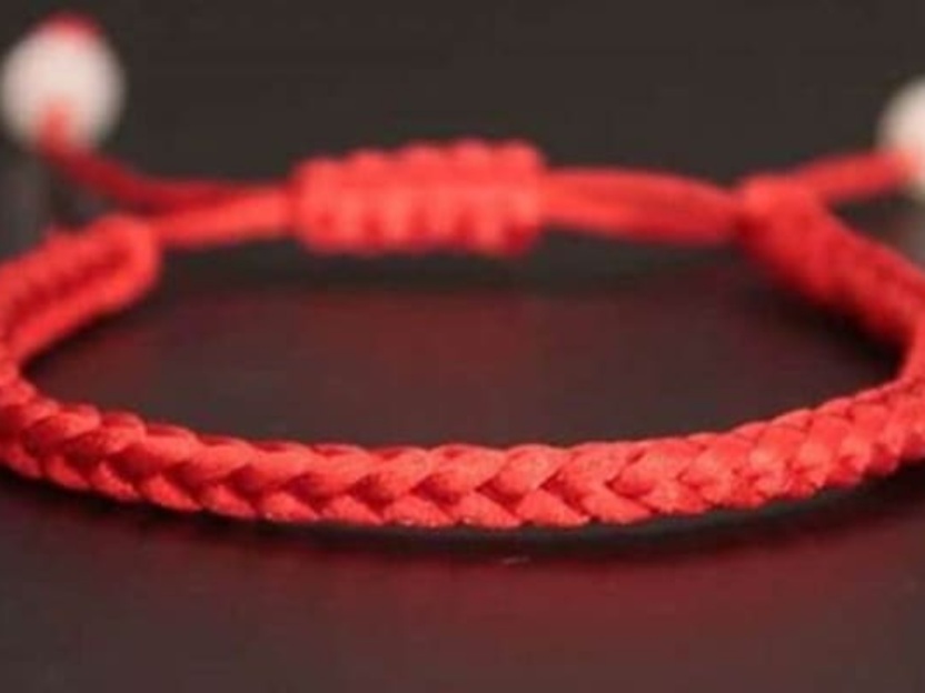 Bendice tu vida con una pulsera roja: La oración que necesitas para protección y suerte