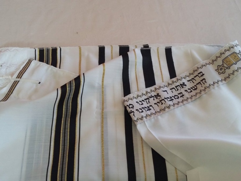 El Manto de Oración de los Judíos: Un Símbolo Sagrado de Conexión Divina