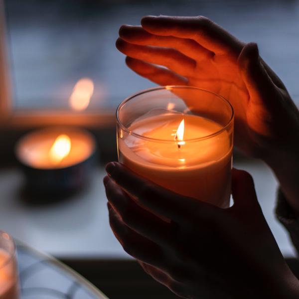 El simbolismo y significado profundo de las velas blancas al quemarse: Descubre su poder espiritual y mensajes ocultos