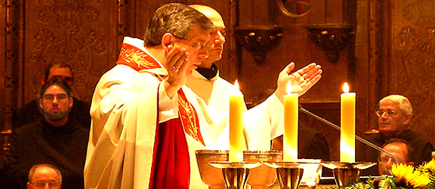 La profunda oración del sacerdote antes de la misa: un encuentro con lo sagrado
