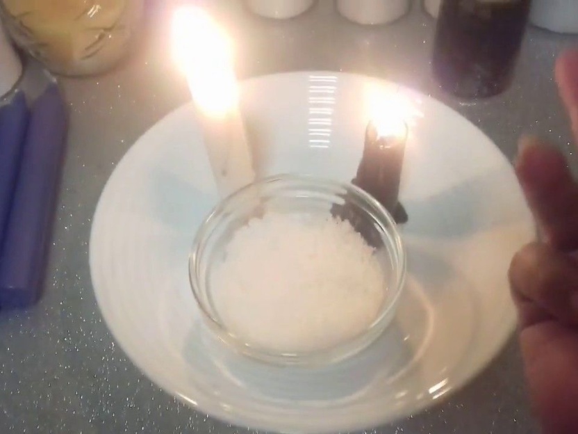 Oración de limpieza y purificación con vela blanca: Cómo liberar tu hogar de energías negativas
